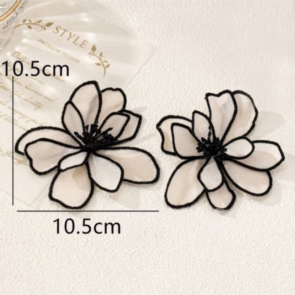 ✨NEW Elegant Black and White Floral Earrings - Picture 8 of 9